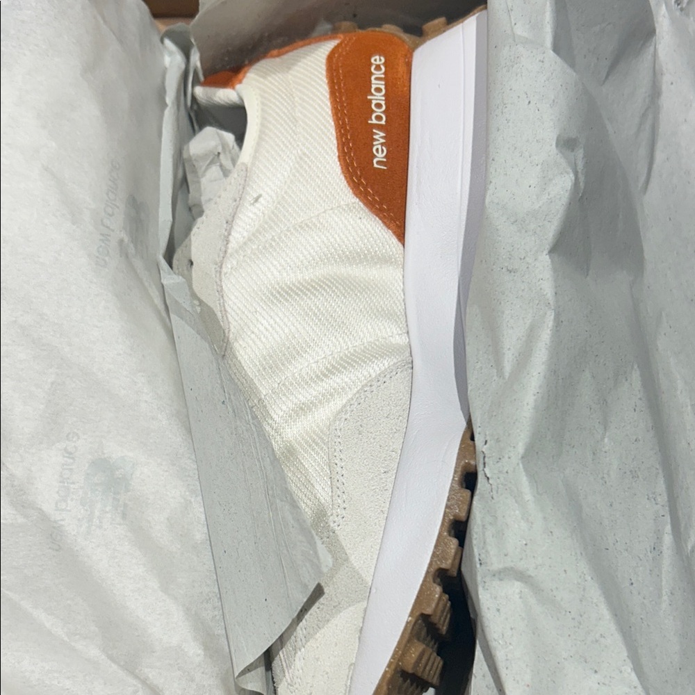 New Balance Women’s Cream and suede leather Sneakers